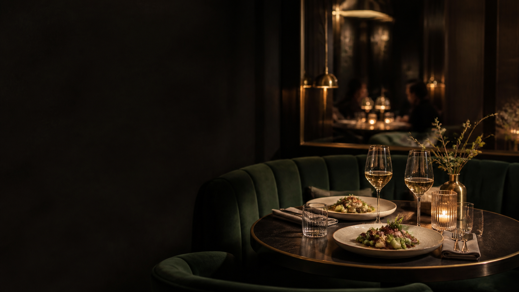Wieczorna sala restauracji z nakrytym stołem